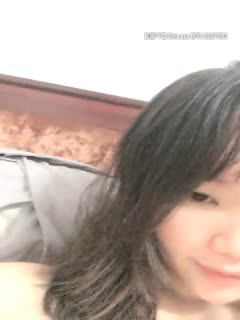 挺嫩苗条妹子全裸自摸，近距离特写掰穴手指扣弄用棒子抽插谈插入感受，很是诱惑喜欢不要错过