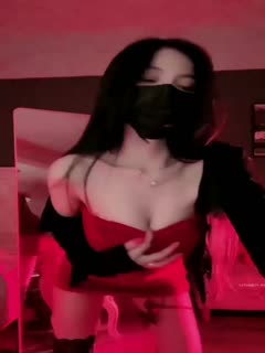 《瘋狂抖音》美新娘5 美女喝高了灑酒瘋耍的點大當街脫光光擺pose還跟jc動手(8)