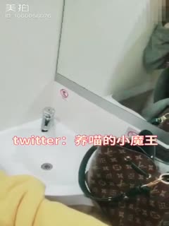 推特網紅NTR綠帽騷妻母狗【養喵的小魔王】約炮露出私拍~極品身材白虎B吃喝玩樂約粉絲(29)